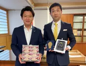 宮下 宗一郎青森県知事(左)に審査員特別賞受賞を報告した石黒 和彦代表取締役(右)