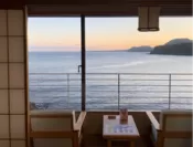 稲取銀水荘からの夕刻の景色。窓の向こうには海が広がります。