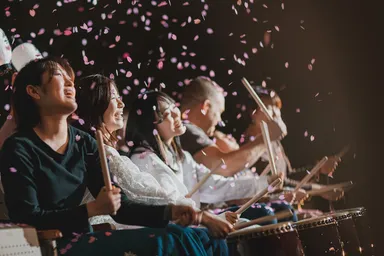 劇場を包み込む圧巻の桜吹雪