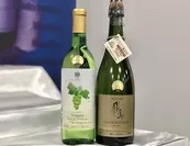 初めて金賞を受賞した関西のワイナリーの2銘柄　左：京都府の天橋立ワインの「ナイヤガラ やや甘口」　右：大阪府の飛鳥ワインの「飛鳥スパークリングシャルドネ 2020」