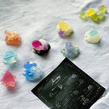 夜空の銀河や蛍石など幻想的なデザインに