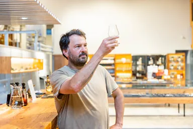 ニセコ蒸留所で試飲をするブリオーザ氏