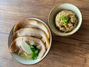 那覇市【タイラ製麺所】豚肉3枚乗せ沖縄そばとジューシーセット