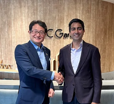 右：米Edgio社　Chief Technology Officer／General Manager of Applications Ajay Kapur様　左：日本情報通信株式会社　代表取締役社長執行役員　桜井 伝治