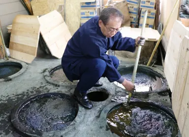 浜染工房：本藍壺染の作業場