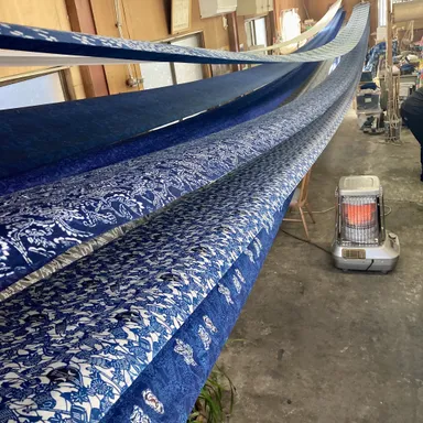 浜染工房：反物の型染めを干す様子