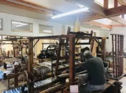 窪田孟恒さんの旧式織機の機織り風景