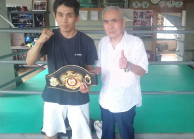 国民的英雄チャチャイ・チオノイ氏から支持もあり、タイ国でプロボクサーデビュー