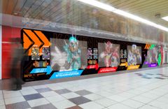 『仮面ライダーガッチャード』の変身カードが手に入る大型広告ポスター＆平成～令和仮面ライダー25人の「変身ベルト」展示が新宿駅に出現！
