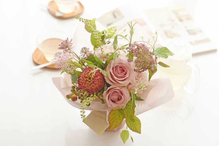 〜人気の置き型の花束が、
より地球環境にやさしくなりました〜
日比谷花壇 「Chouchou Fleur（シュシュフルール）」
のラッピングを8月16日（水）に全面リニューアル