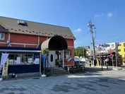 仙台市内観光周遊バス「るーぷる仙台」バス停とナポリの青店舗