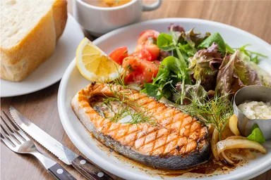 グリルサーモンプレート　1,078円(アレルギー：乳成分　小麦　さけ　大豆　鶏肉)