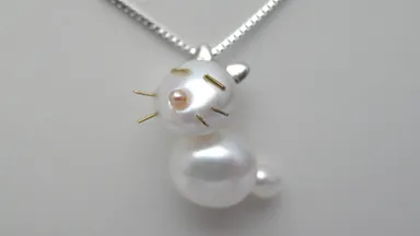 ぐで～っとしているネコのペンダント