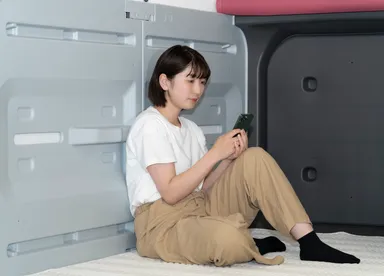 F-Pod_壁に寄りかかれる