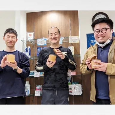 左からデザイナーの桝田さん、お守り入れ歯 池田代表、キトカイ山口さん