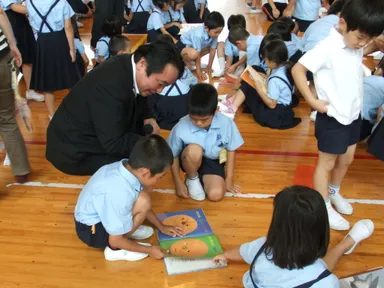 絵本を楽しむ子ども