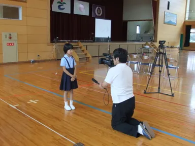 テレビインタビューを受ける子ども