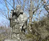 山上遊歩道沿いにある福禄寿像