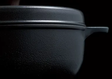 羽釜のような丸みと厚み。熱がすばやく均一に伝わります。