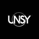 UN/SY(アンシー)ロゴ