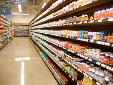 広々とした店内に豊富な種類のサプリメントが整然と並ぶ