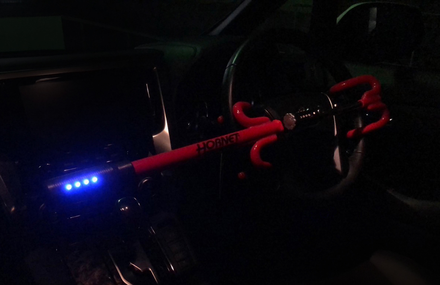 光で威嚇！車両盗難対策に有効な4連青色LEDスキャナー付ホーネット