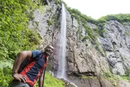 特集『信州歩く観光』(1)  現在でも白装束の行者さんによって滝行が行われる不動滝をバックに