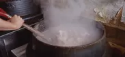 鉄釜で炊く魁龍自慢の超濃厚スープ(2001年撮影)