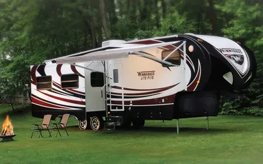 初登場の高級キャンピングカー(外装)