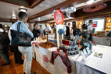 ペルーハウスを見学する旅行代理店関係者