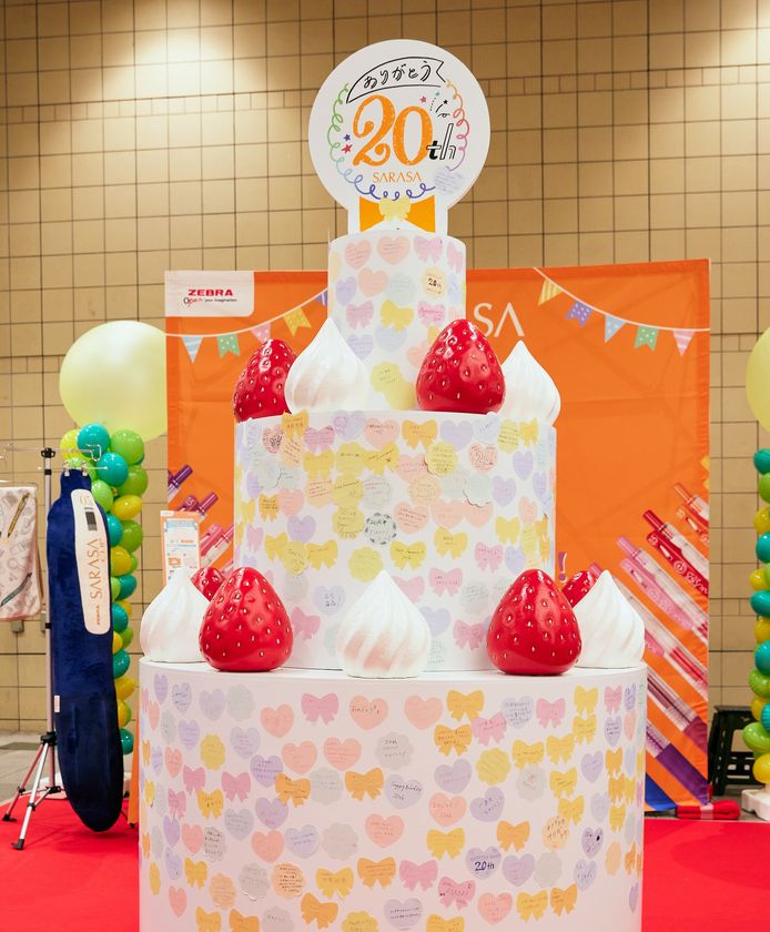 累計販売本数10億本突破の人気No.1※ジェルボールペン「サラサクリップ」発売20周年記念企画 続々展開！
渋谷ではケーキ型巨大オブジェで20周年をお祝い！
来場者がメッセージを記入
