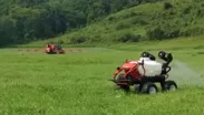 農薬のピンポイント散布の様子　(左)セクションコントロールスプレーヤー（右）小型農薬散布ロボット