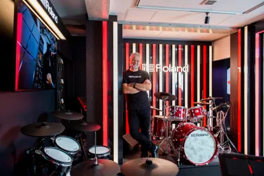 フロアのイメージ 地下1階 CEOゴードン・レイゾン