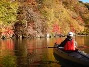 カヌーで日光国立公園中禅寺湖水上から見る紅葉1