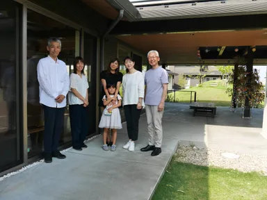 左から積水ハウス佐藤哲、田中知穂さん、佐藤彩那さん、AiNestの阿部恵子さん、加藤清也さん