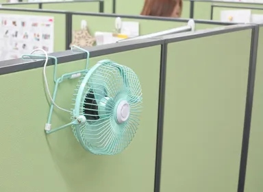 壁掛けで使用できるミニUSBファン