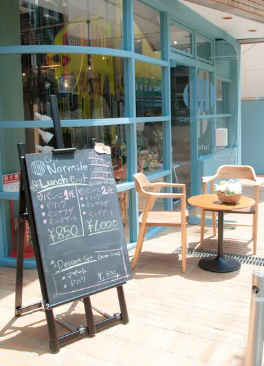 ブルーが映える外観