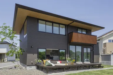 塀や壁を設けず、ご近所にも広く開かれたウッドデッキ