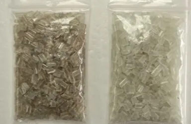 左：一般的な再生PSペレット　右：当社再生PSペレット
