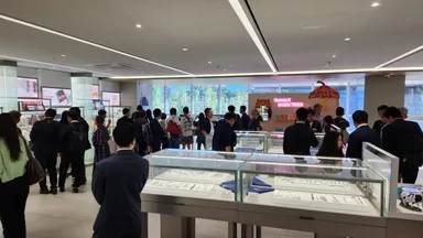 オステムインプラント本社の展示館を視察する日本歯科医師