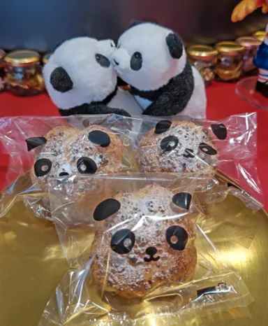パンダの顔になる袋に入ったパンダシュークリーム
