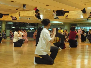 ゆったりとした動きで優雅に体幹を鍛える