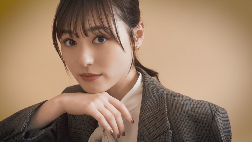 福原遥、秋色ジャケットで大人な表情。
仕事の合間の“ひと時の幸せ”を表現 Web動画公開！
台本にお絵描き、ギターの練習…秘密の休憩タイムを覗き見？
カメラに向けた無邪気な笑顔に胸キュン！
楽しみたい「○○の秋」や挑戦したい役柄語るインタビューも！

