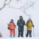 ニセコの雪を楽しむエリン・バルベルデ・ポラード氏、エリック・ポラード氏と浜和加奈氏