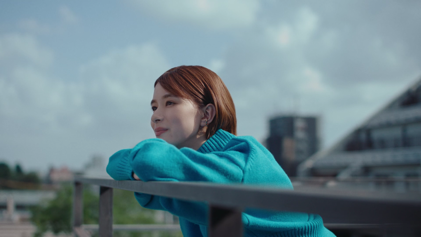 芳根京子が等身大のOL熱演！仕事に奮闘！
カラフルニットで4変化　満開の笑顔に！動画公開。
楽曲はいきものがかりが書きおろし！
インタビュー・メイキングも！芳根流リフレッシュ法は「雑貨屋巡り」
