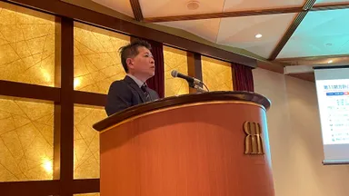 営業部方針を述べる中辻部長