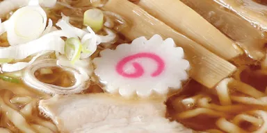 豚のバラ肉、ネギ、なると、メンマとシンプルな具材