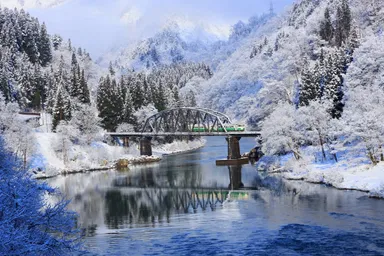 鉄橋を渡る只見線(冬)