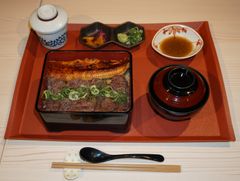 うな牛はらみ重定食(東大赤門前店)