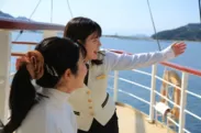 船上ガイドが景色や淡路島の歴史、旬の観光情報などをライブガイド
